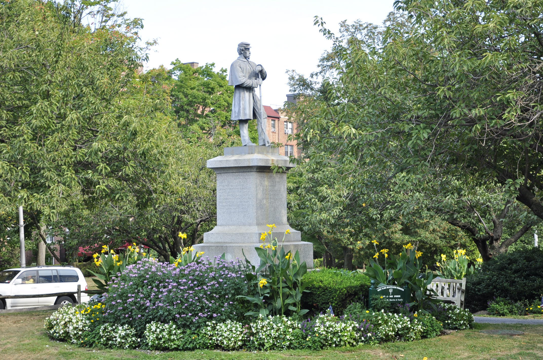 soldier and daffodils 909
